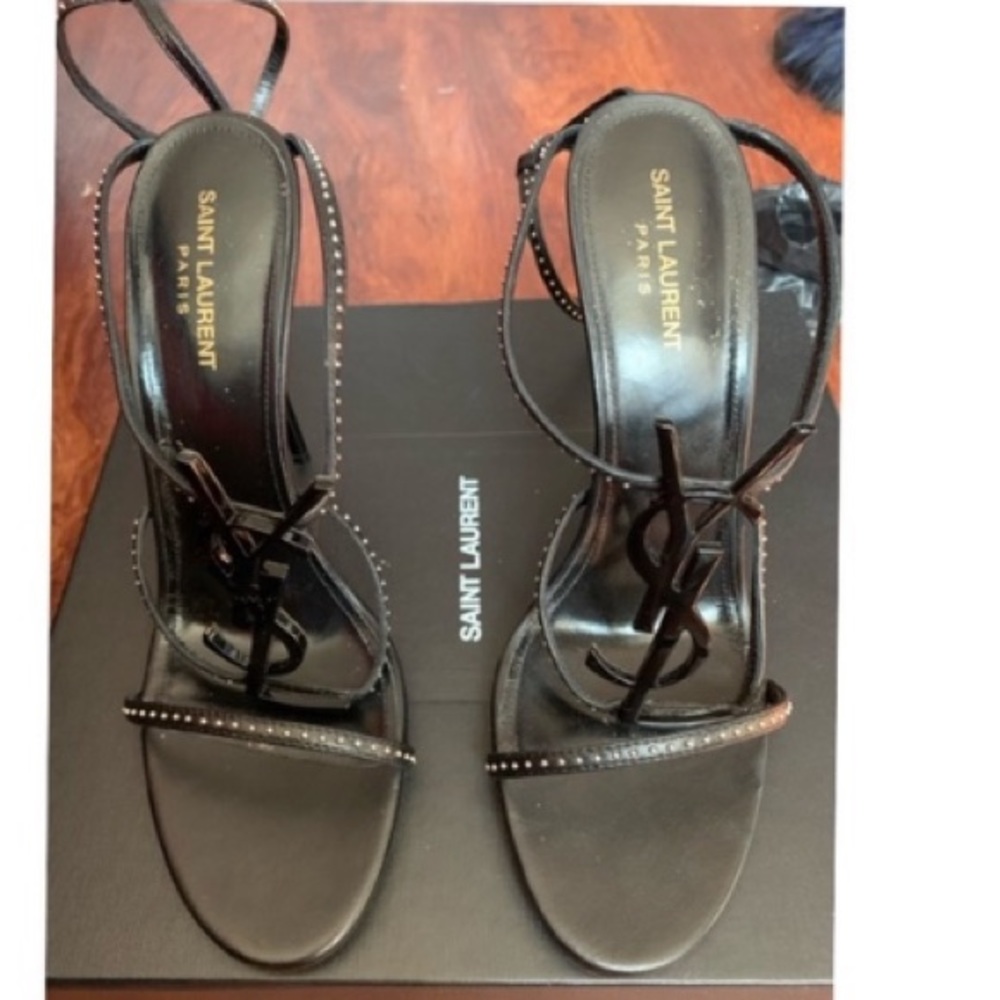 Yves Saint Laurent Cassandra heel